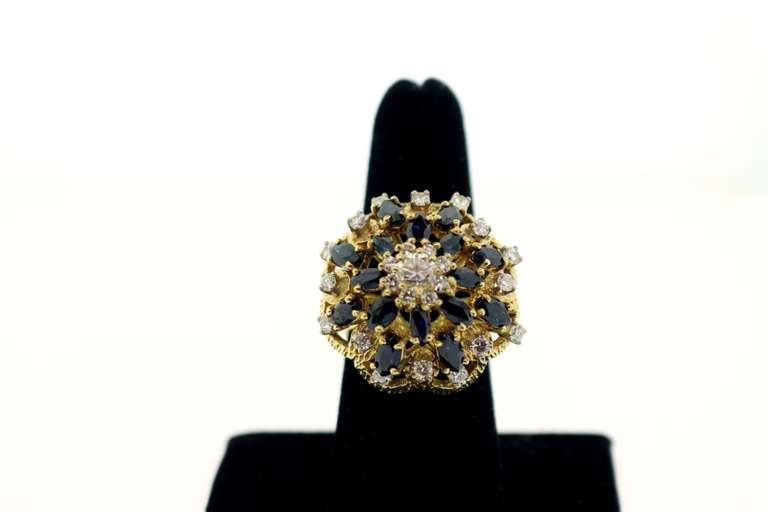 LADIES 18 KT DIAMOND AND SAPPHIRES PYRAMIDE RING.