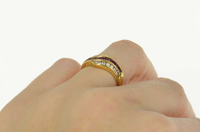 18K Yellow Gold 0.98 Ctw Natural Ruby Diamond Wavy Band Ring