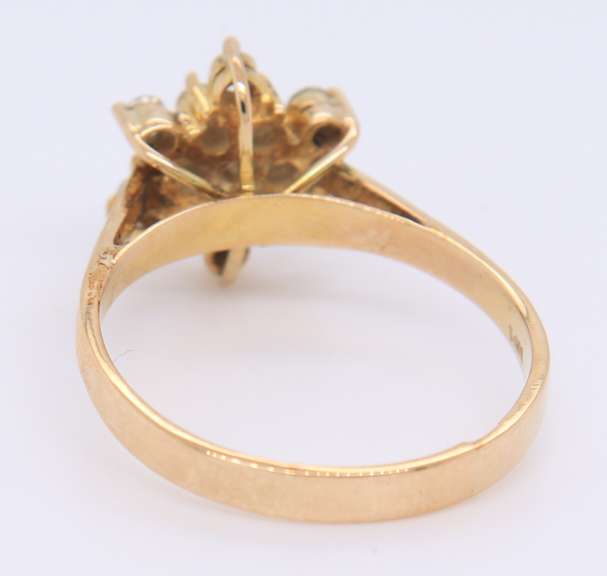 Dazzling Yellow Gold Round Brilliant Cut Diamond Cluster Ring