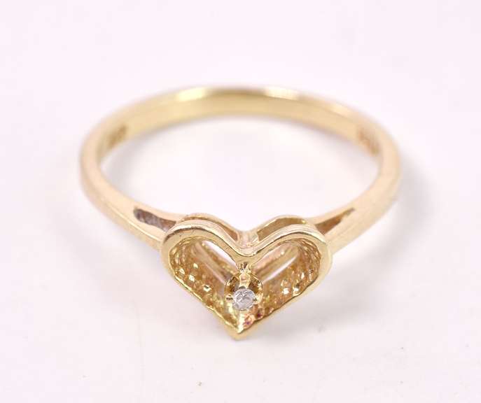 Romantic Heart Ring in Yellow Gold