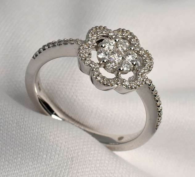 Appealing Diamond Ring in 14K WG