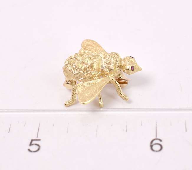 Luxurious "Fly" Pin with Rubies in 14K Yellow Gold