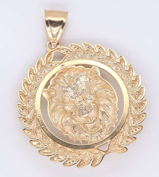 Elegant Yellow Gold Lion Head Pendant