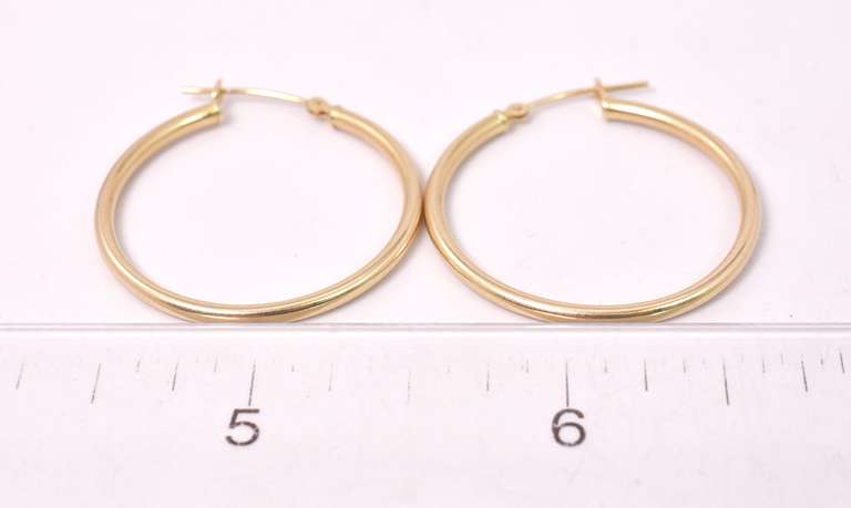 Elegant Hoop Earrings in 14K Yellow Gold