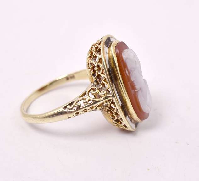 Amazing Vintage Cameo Ring in 14K Yellow Gold