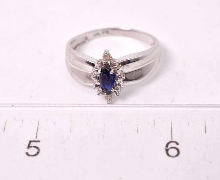 Stunning Sapphire and Diamond Ring in White Gold