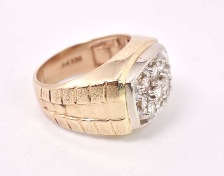 Marvelous Men's Approx. 1.10CTW Diamond Ring in 14K Yellow Gold