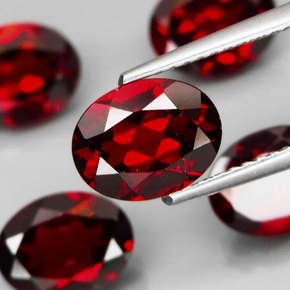 Set of 5 top red VS Garnets weighing 10.59 carats