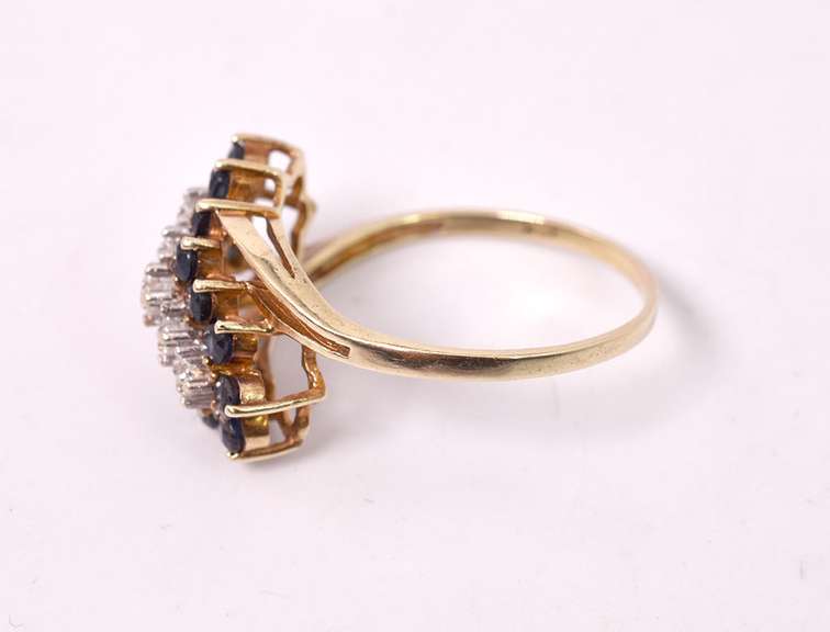Wonderful Diamond and Sapphire Ring in Yellow Gold