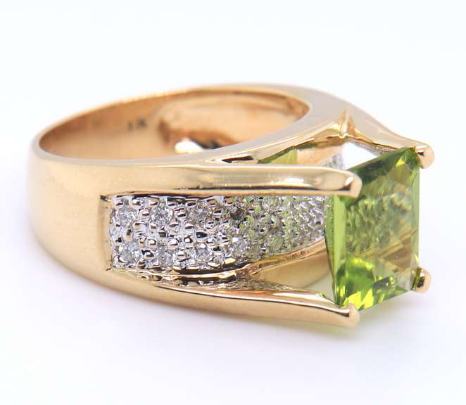 Dreamy Yellow Gold Rectangale Peridot and Diamond Ring