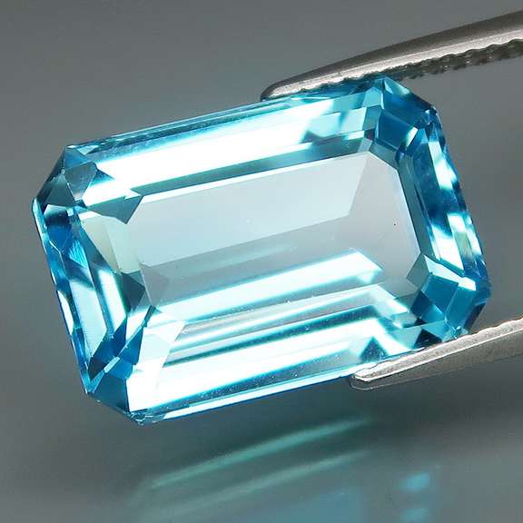 Beautiful super clean 11.99ct emerald cut Topaz