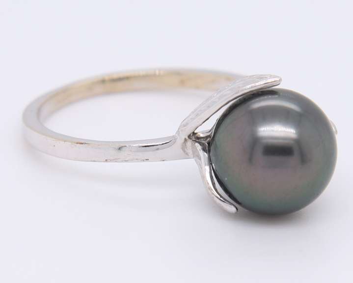 Simple 14kt WG Akoya Pearl Leaf Ring