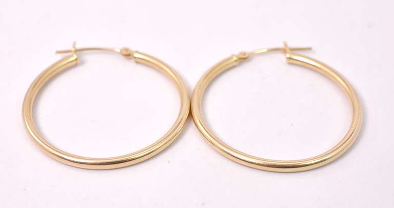 Elegant Hoop Earrings in 14K Yellow Gold