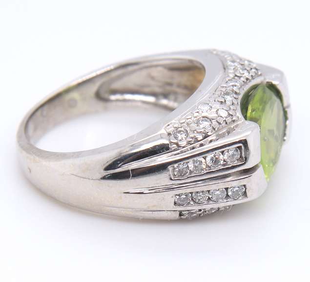 Charming White Gold oval Peridot and Diamond Ring