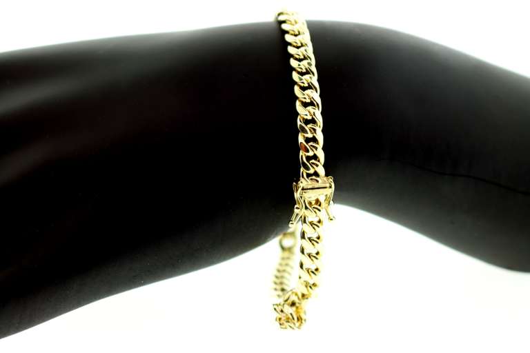 Desirable 10kt Yellow Gold Curb Chain Bracelet