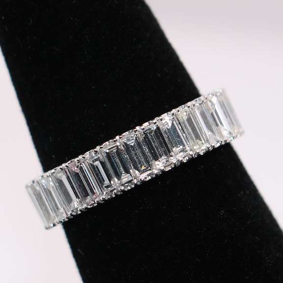 Stunning 18kt Emerald Cut Diamond Infinity Band
