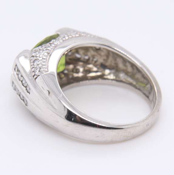 Charming White Gold oval Peridot and Diamond Ring