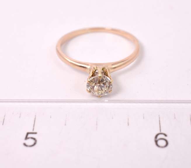 Beautiful Vintage Approx. 0.68CTS Solitaire Diamond Ring in 14K Yellow Gold