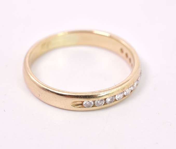 Beautiful Diamond Band Ring in 14K Yellow Gold