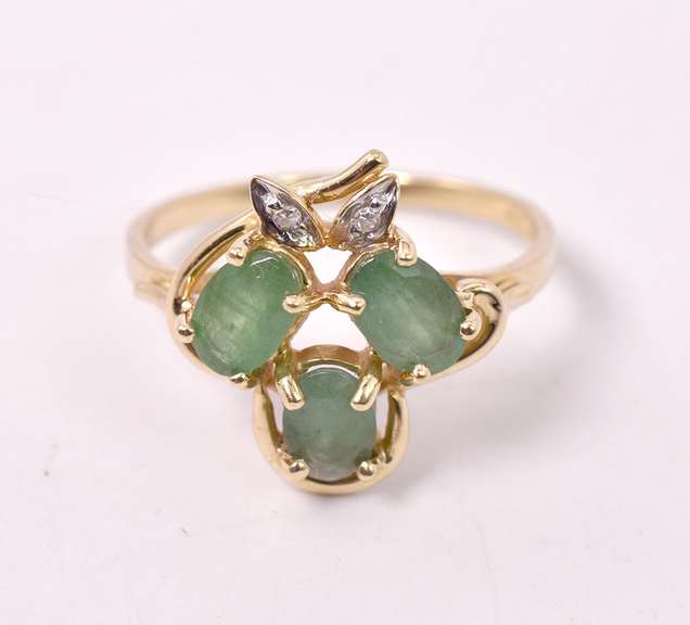 Excellent Emerald Ring in 14K Yellow Gold
