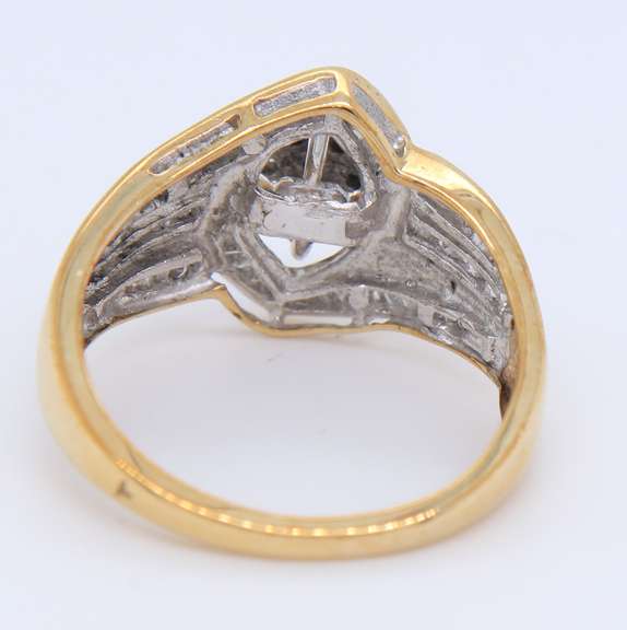 Simple & Chic Yellow Gold Diamond Cluster Ring