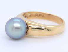 Elegant Yellow Gold Black Pearl Ring