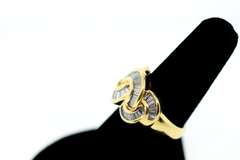 LADIES 18 KT YELLOW GOLD AND DIAMOND RING
