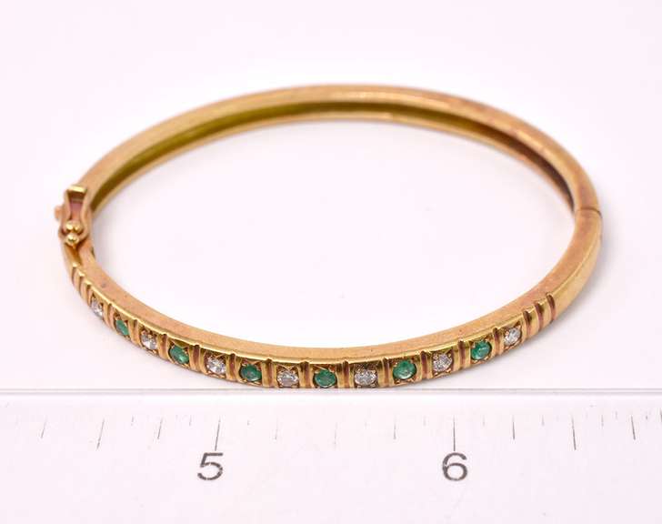 Elegant Emerald and Diamond Bracelet in 18K Yellow Gold