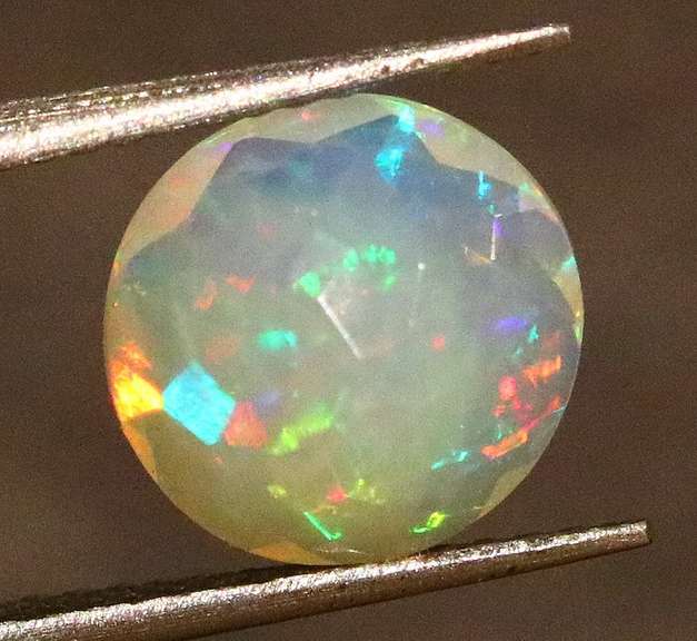Captivating 1.52ct fully natural Welo Opal solitaire