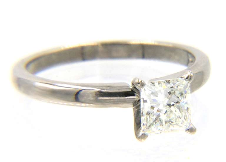 Impressive 18kt White Gold Princess Diamond Enaggement Ring