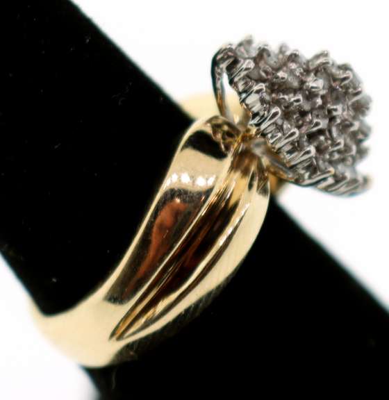 Gorgeous 10k Gold Diamond Cluster Ring