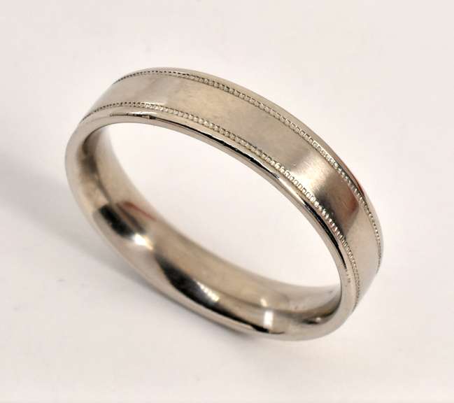 Tasteful Comfort Fit Platinum Wedding Band