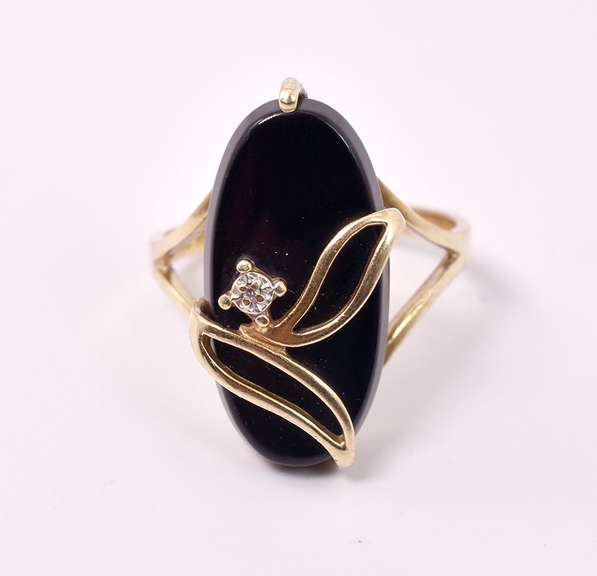 Vintage Ladies Black Onyx Ring in Gold
