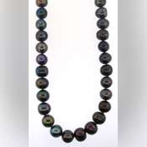 Lovely ladies fresh water pearl necklace