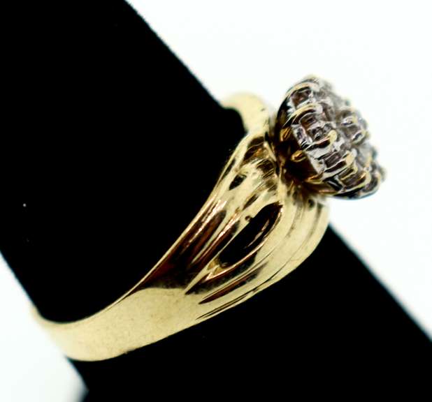 Round Cluster Diamond Ring with 10k Gold