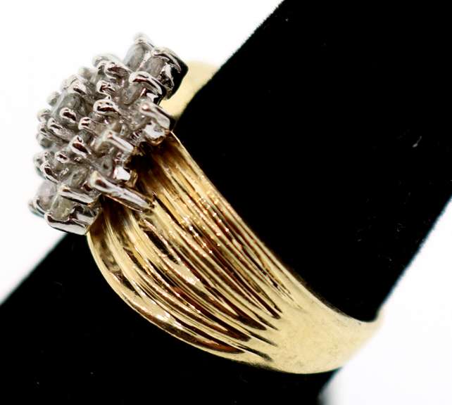 Lovely 10k Gold Floral Diamond Ring