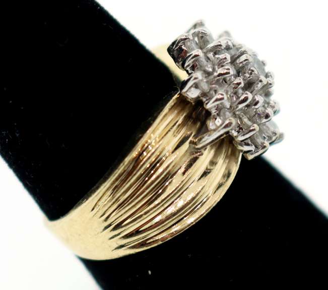 Lovely 10k Gold Floral Diamond Ring