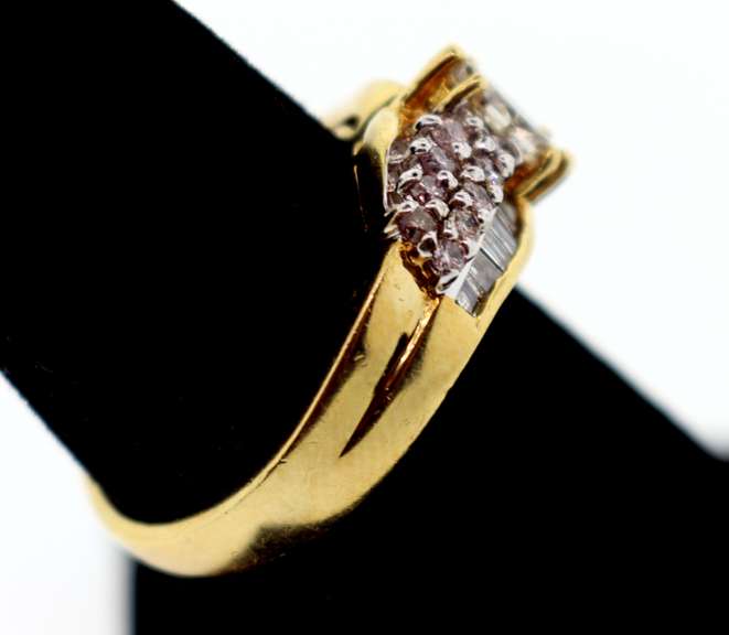 Impressive 18k Gold Diamond Ring with Side Clusters
