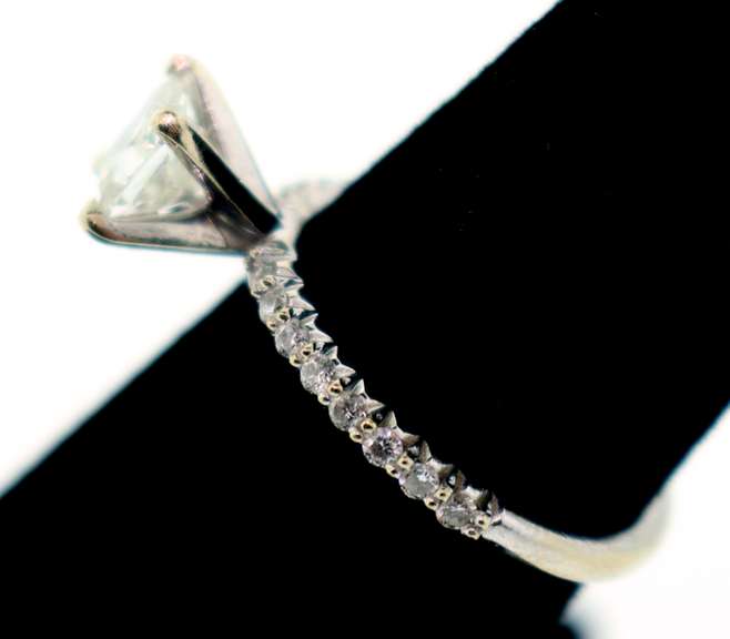LADIES 14K WHITE GOLD RING WITH 1.25 CARAT OF DIAMONDS