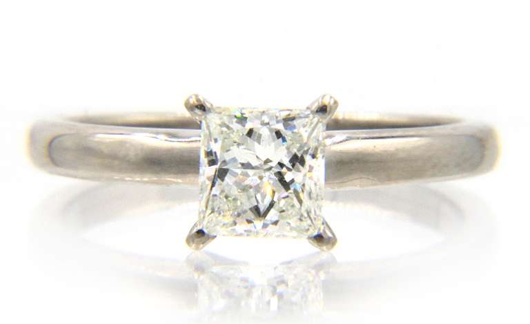 Impressive 18kt White Gold Princess Diamond Enaggement Ring