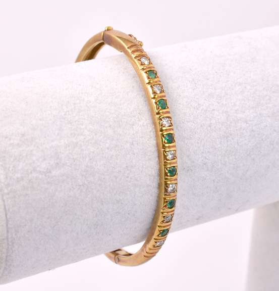 Elegant Emerald and Diamond Bracelet in 18K Yellow Gold