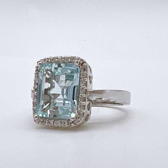 Beautiful 14kt Gold, Aquamarine, & Diamond Cocktail Ring