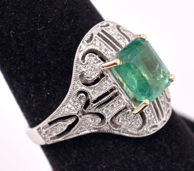 Gorgeous Emerald & Diamond Ring, 18KT
