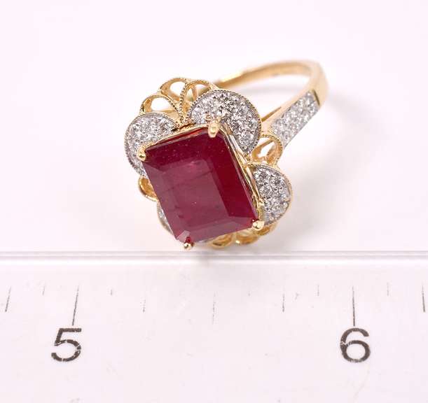 Stunning Ruby & Diamond Ring, 18KT
