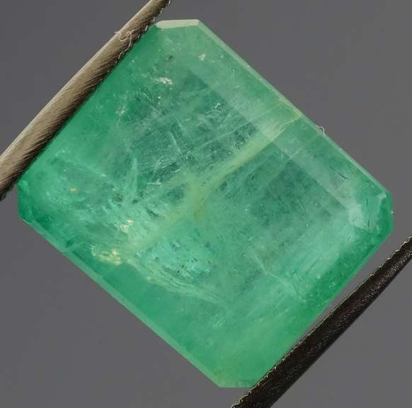 11.47ct vibrant green real Colombian Emerald