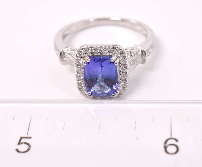 Elegant Tanzanite & Diamond Ring, 18KT