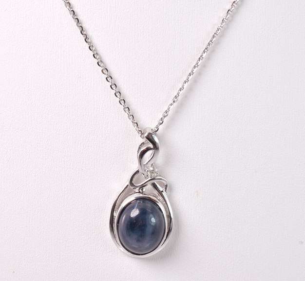 Stunning 8.63CTS Star Sapphire & 0.04CTS Diamond Pendant Necklace in Sterling Silver