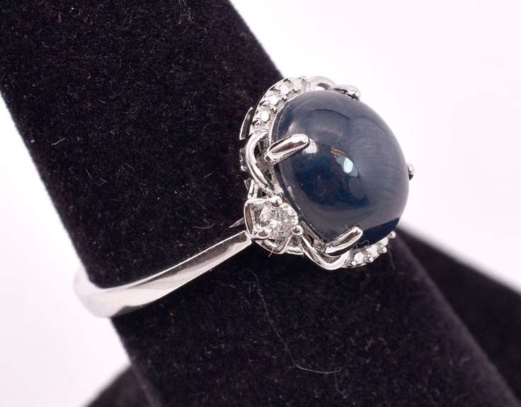 Gorgeous 4.94CTS Cabochon-Cut Star Sapphire & 0.11CTW Diamond Ring in Sterling Silver