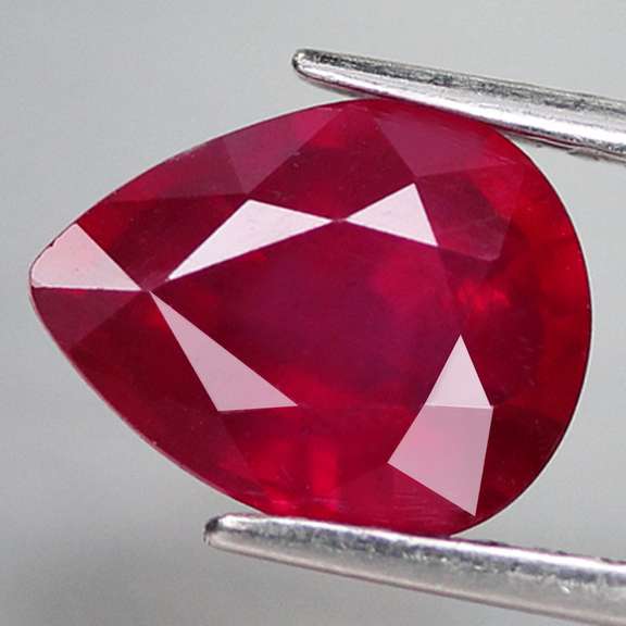 Top red! 3ct pear cut Ruby center stone