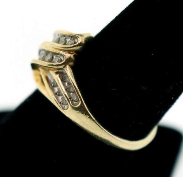 Attractive Ribbon 10k Gold Channel Set Diamond Ring